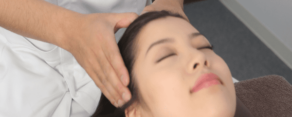 ドライヘッドスパを行う男性講師