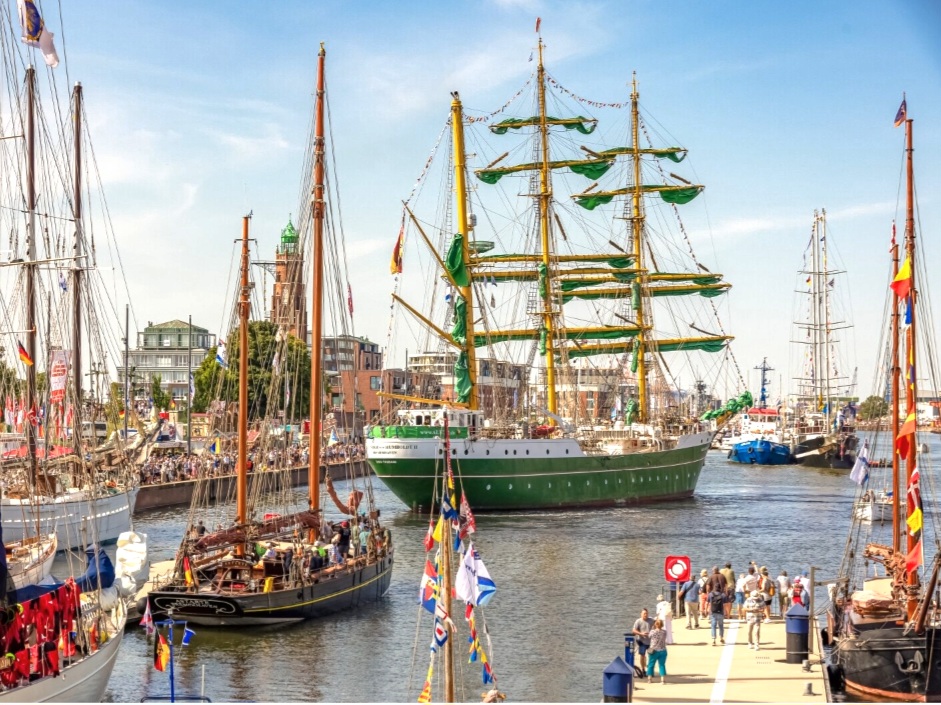 Vom 12.-16.8. sind wieder die maritimen Tage in Bremerhaven ⛵️⚓️ immer ein tolles Ereignis und ihr könnt auch noch 3std Segeltörns mit den 3 und 4 Mastern buchen ⛵️⚓️  Es gibt ein Area 37 Loft Spcial für diesen Zeitraum von 3 Nächten/2Pers für 255 euro statt 295euro 😊   Für Reservation kontaktiert mich gerne auf 047321 849599 👍
