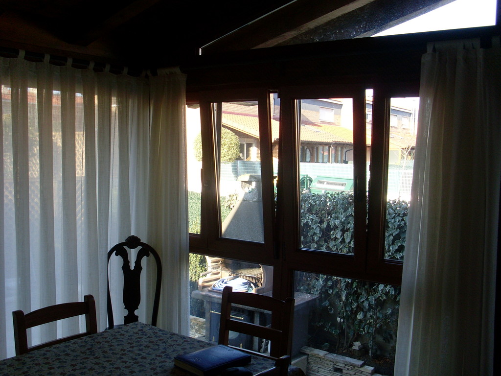 Ventanas obscilobatientes de PVC Rehau