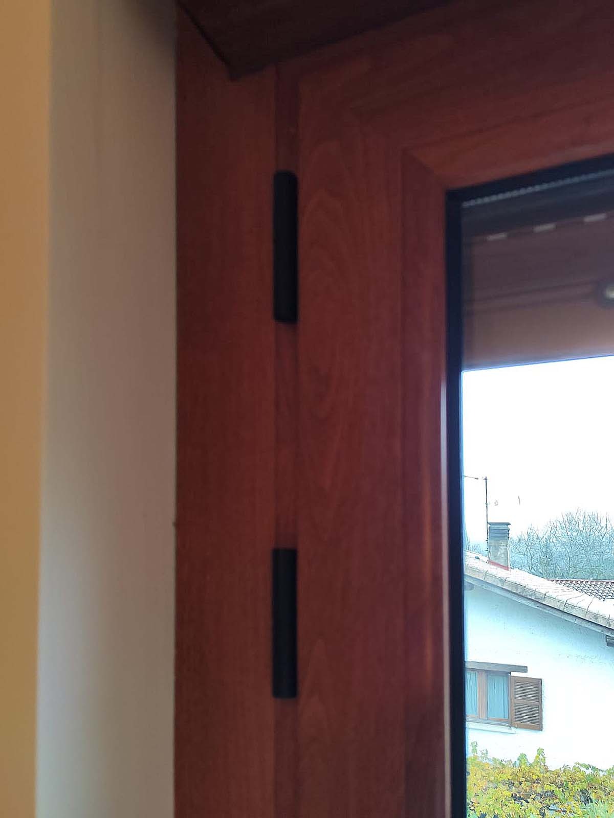 Instalación de bisagras en balconera de aluminio