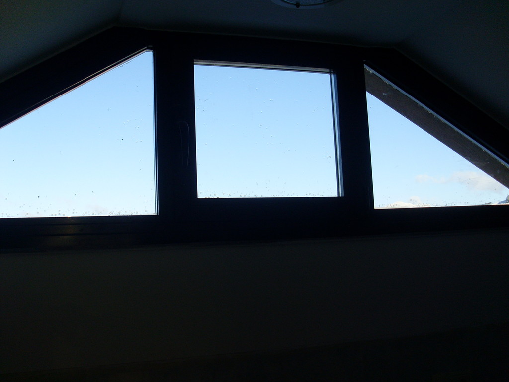 Instalación de ventana de aluminio con forma irregular en Navarra