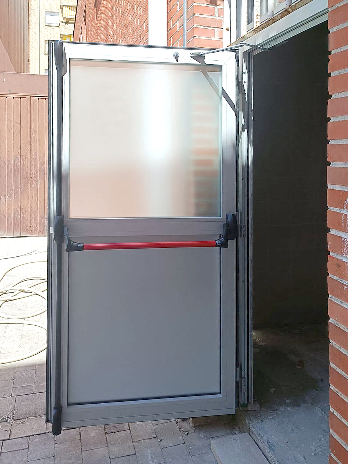 Puertas aluminio antipánico Navarra