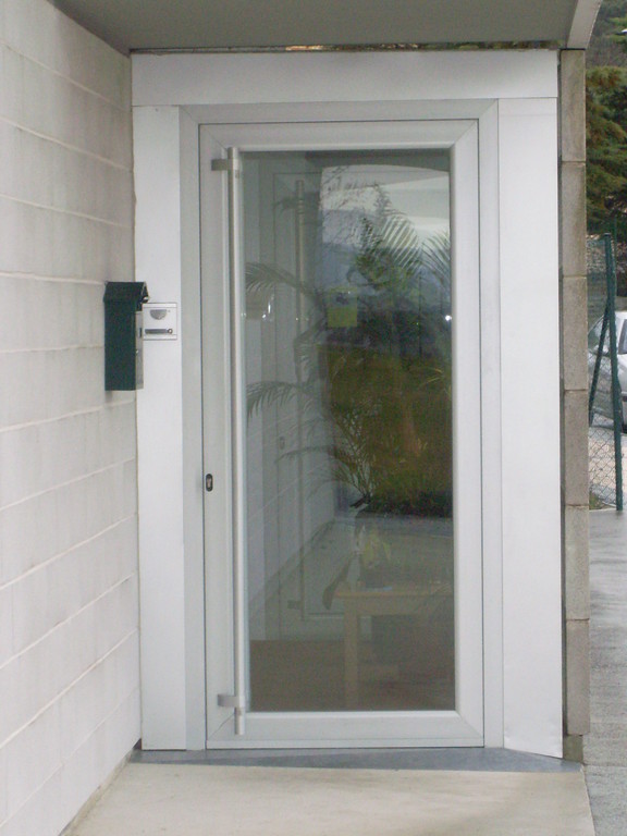 Puerta de aluminio con rotura para guardería en Navarra
