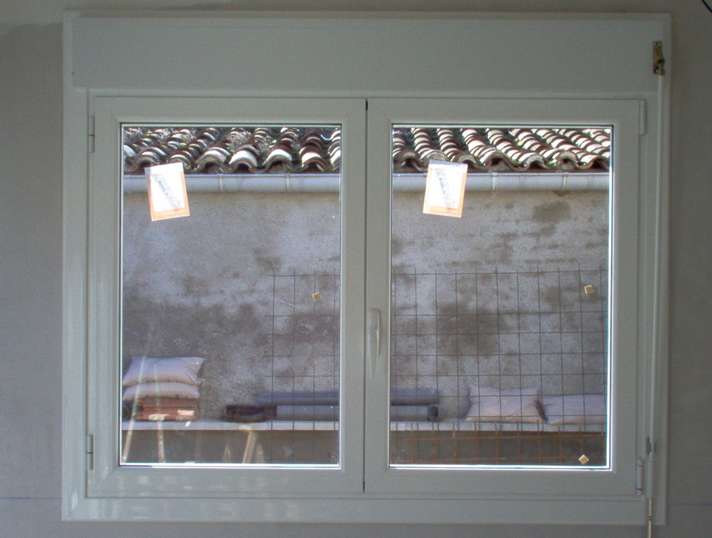 Instalación de ventana de aluminio con cajón monoblock en color blanco