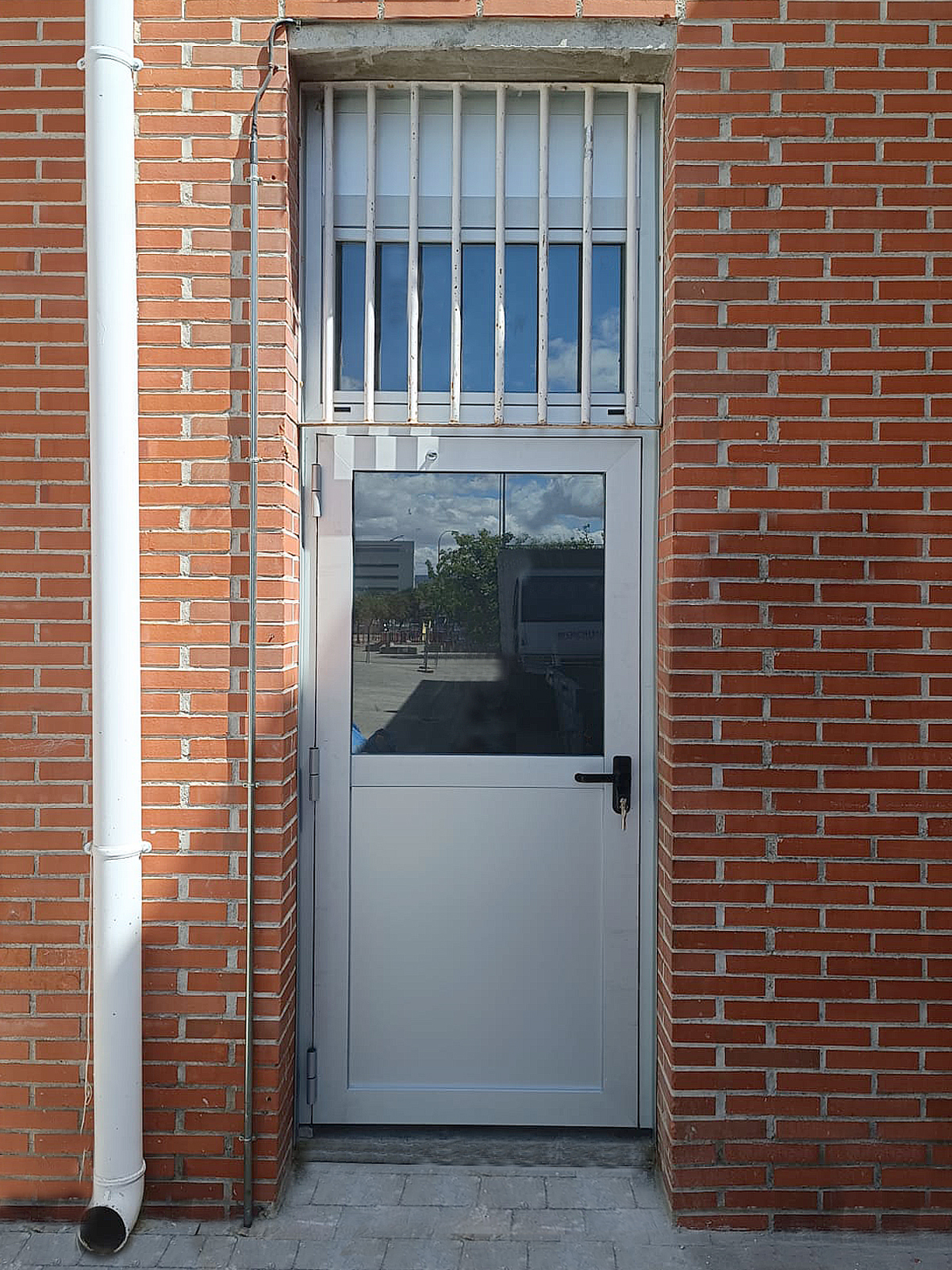 Puertas aluminio antipánico Pamplona