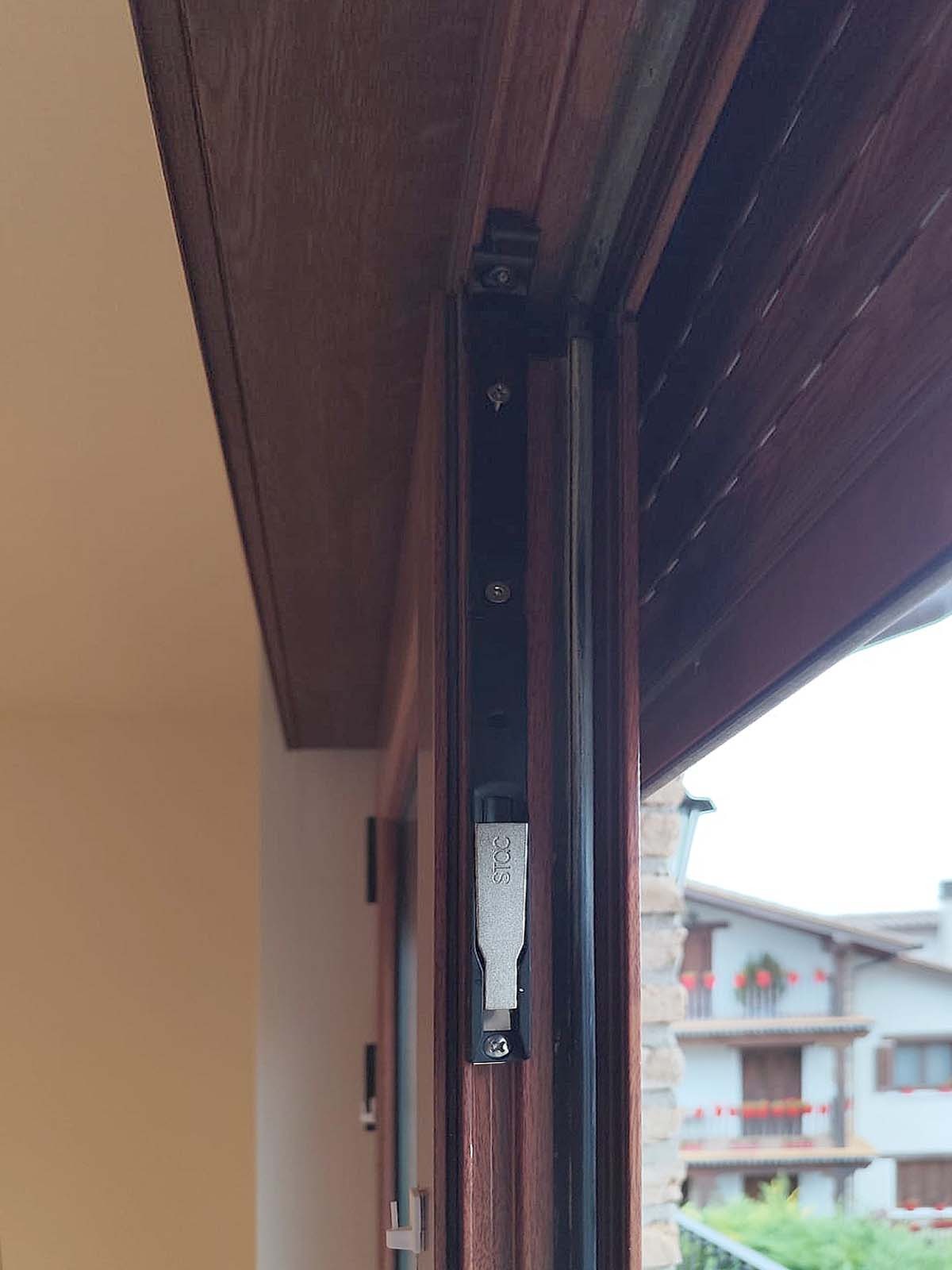 Arreglo de ventanas oscilobatientes en Pamplona