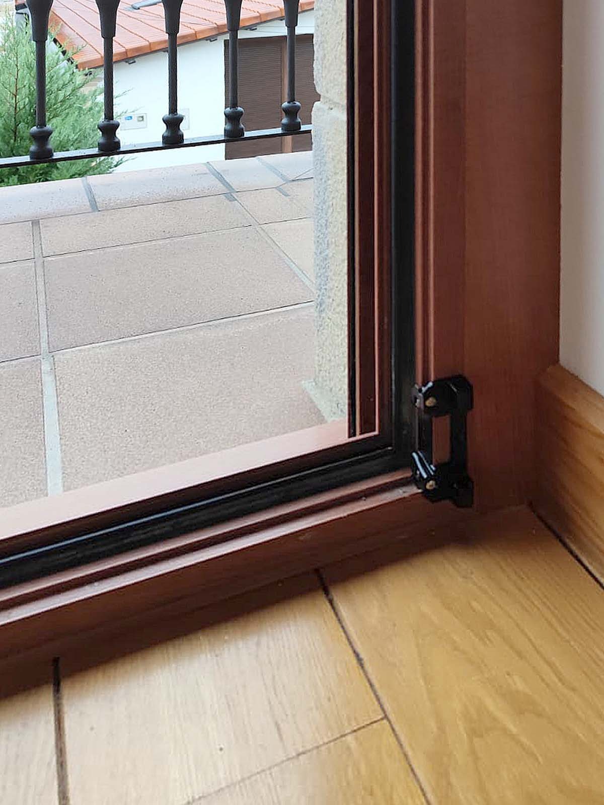 Instalación de oscilobatientes en ventanas de aluminio en Navarra