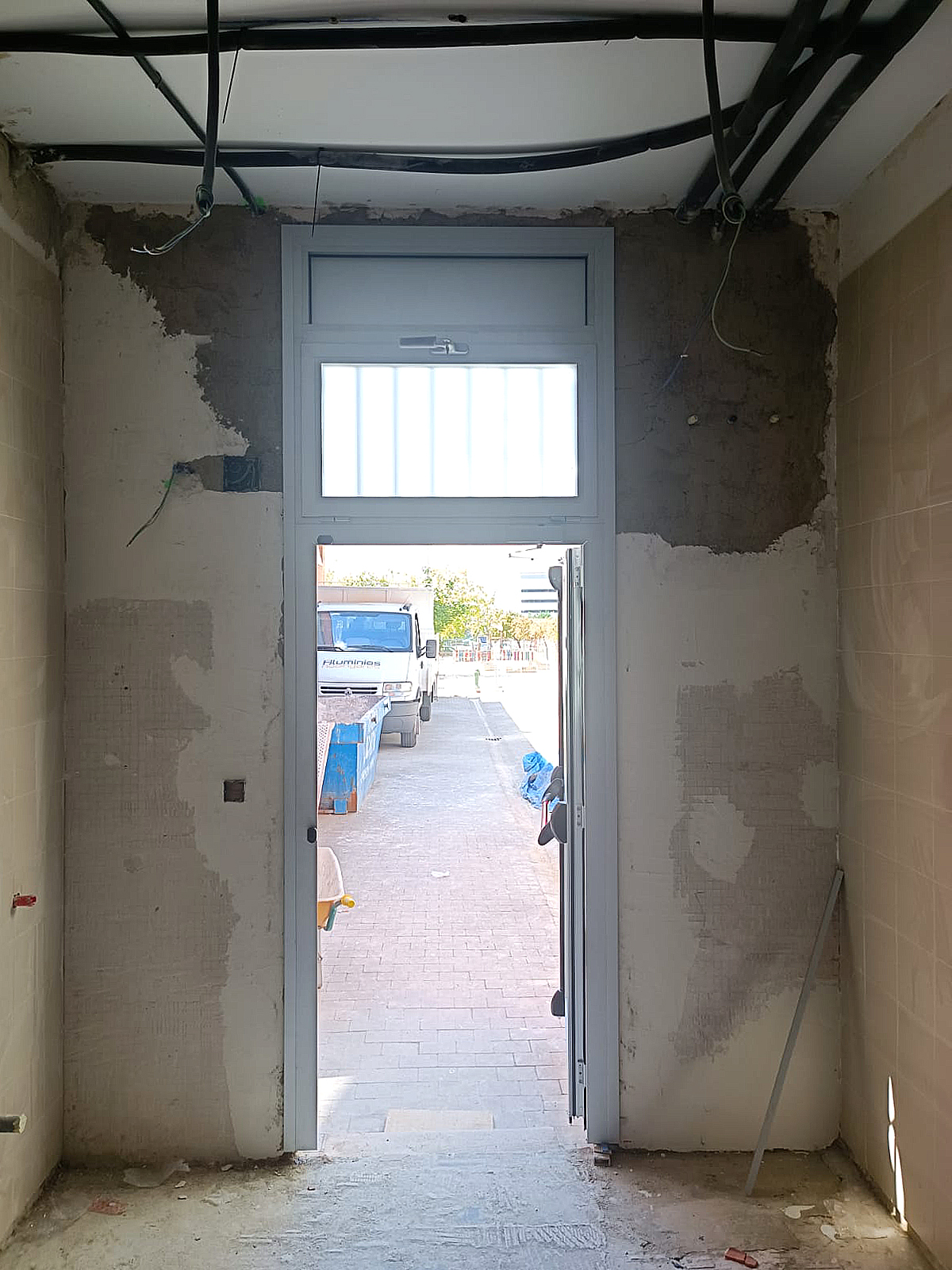 Puertas de aluminio antipánico en Pamplona