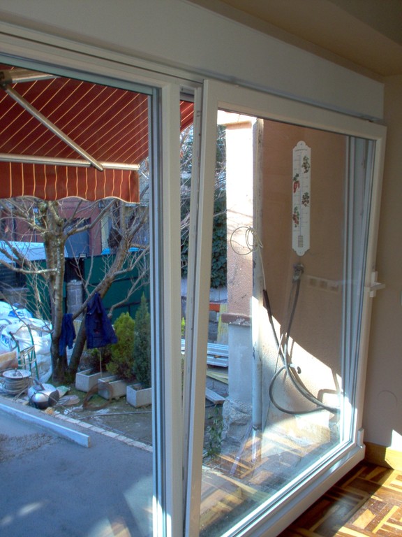 Puerta obsciloparalela en color blanco de pvc Rehau