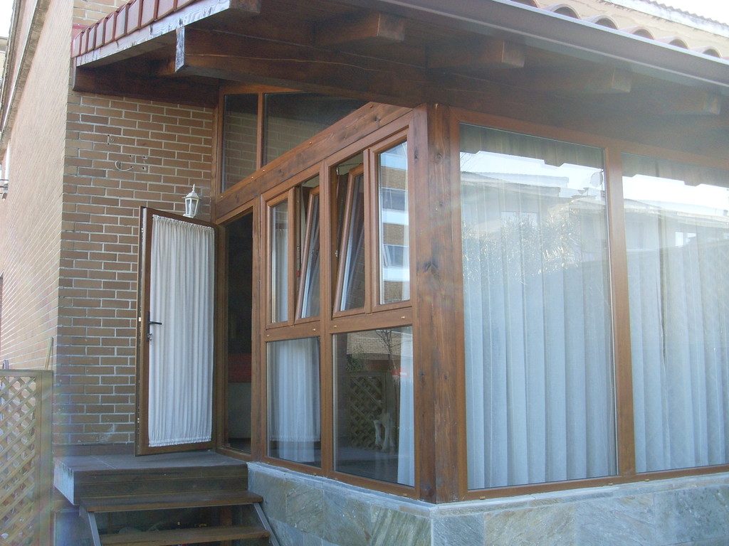 Cierre de porche con perfilería de PVC Rehau