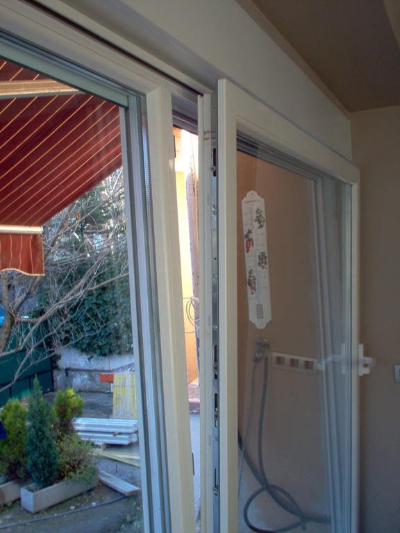 Puerta obsciloparalela de PVC de Rehau