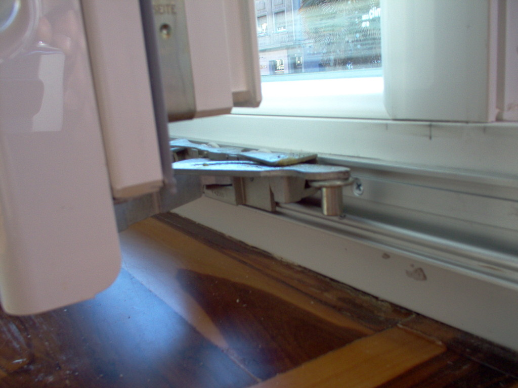 Guía inferior de puerta obsciloparalela