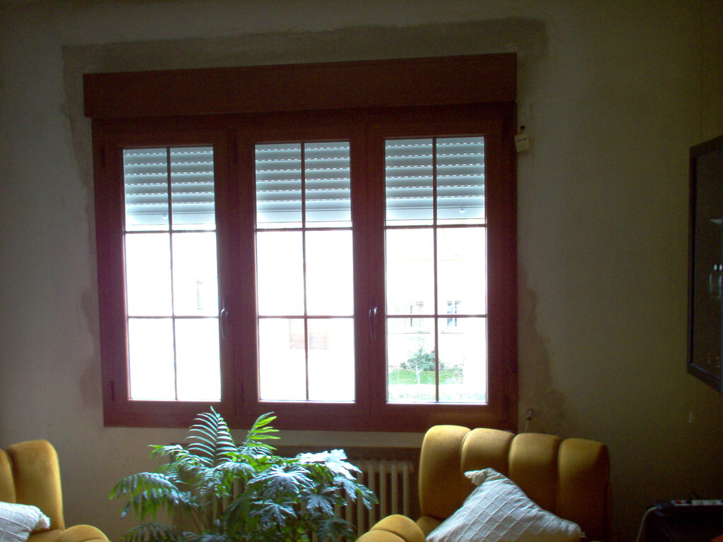 Ventana en color sapelly con barrotillo decorativo en cristal