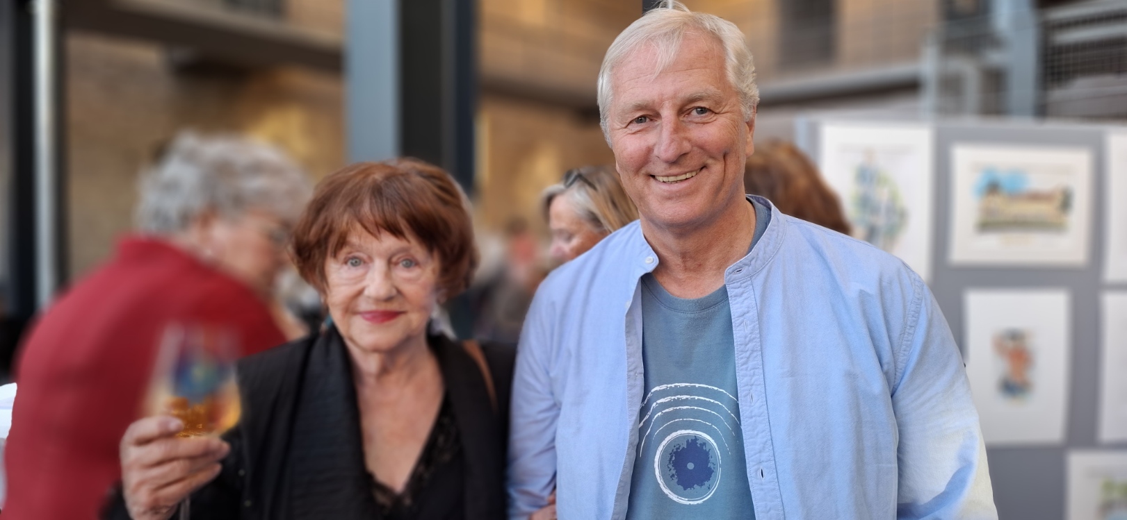 Stoßen auf einen weiteren erfolgreichen Abend an: Angela Dumrath und Ulrich Borchers