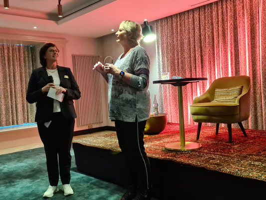 Frau Storch vom Hotel stellt mich im Rahmen eines Interviews vor, ehe es ans Lesen geht.