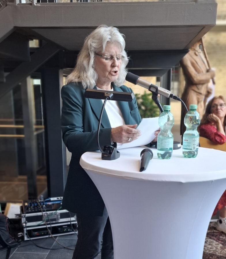Angelika O'Brien entführt uns in die Diako früherer Zeiten.
