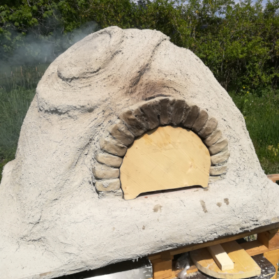 Pizza und Brot backen - Lehmofen im Garten