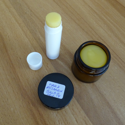 Fertige Produkte der Naturkosmetik - Lippenbalsam und Harz-Salbe