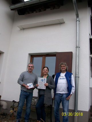 Susanne und Meinhardt Reichert zusammen mit Jürgen Faust, dem Vorsitzenden des NABU Hirzenhain, bei der Übergabe der Auszeichnung.