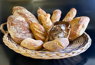 La Maison Coulon façonne son pain à partir de farines de blé d’origine française.    Nous proposons une gamme complète de pains, baguettes et autres pains spéciaux, pains à base de farine complets, pain au levain ..