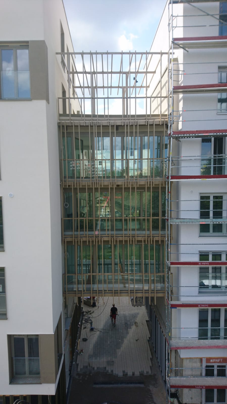 Fugenbauteil mit Balkone - pulver beschichtet - BHB - Wohnanlage Fritz Erler Straße München 2019