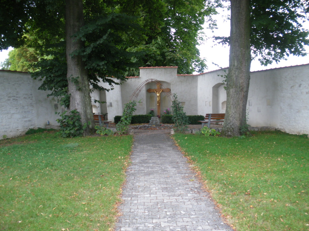 Renovierung des Kreuzes der Franziskaner Grabstätte im Caritas Altenheim (2009)