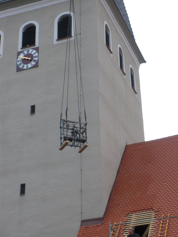 Die Uhrwerke schweben Richtung Turm der Lorenzkiche.
