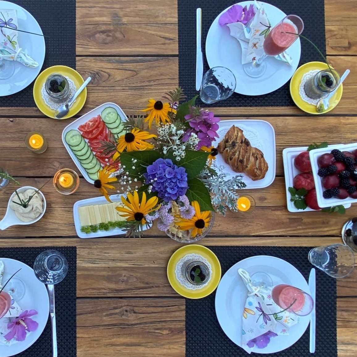 SOMMERFRÜHSTÜCK BEI MIR: FRISCHER, BUNTER FREILUFTGENUSS