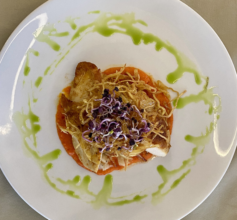 SUPREME HÜHNERBRUST, Kürbis-Spaghetti, Strohkartoffeln, Lecsó-Sauce
