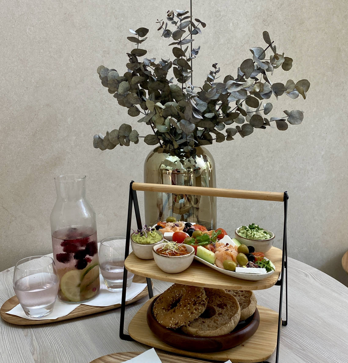 Frühstück mit geräuchertem Fisch 