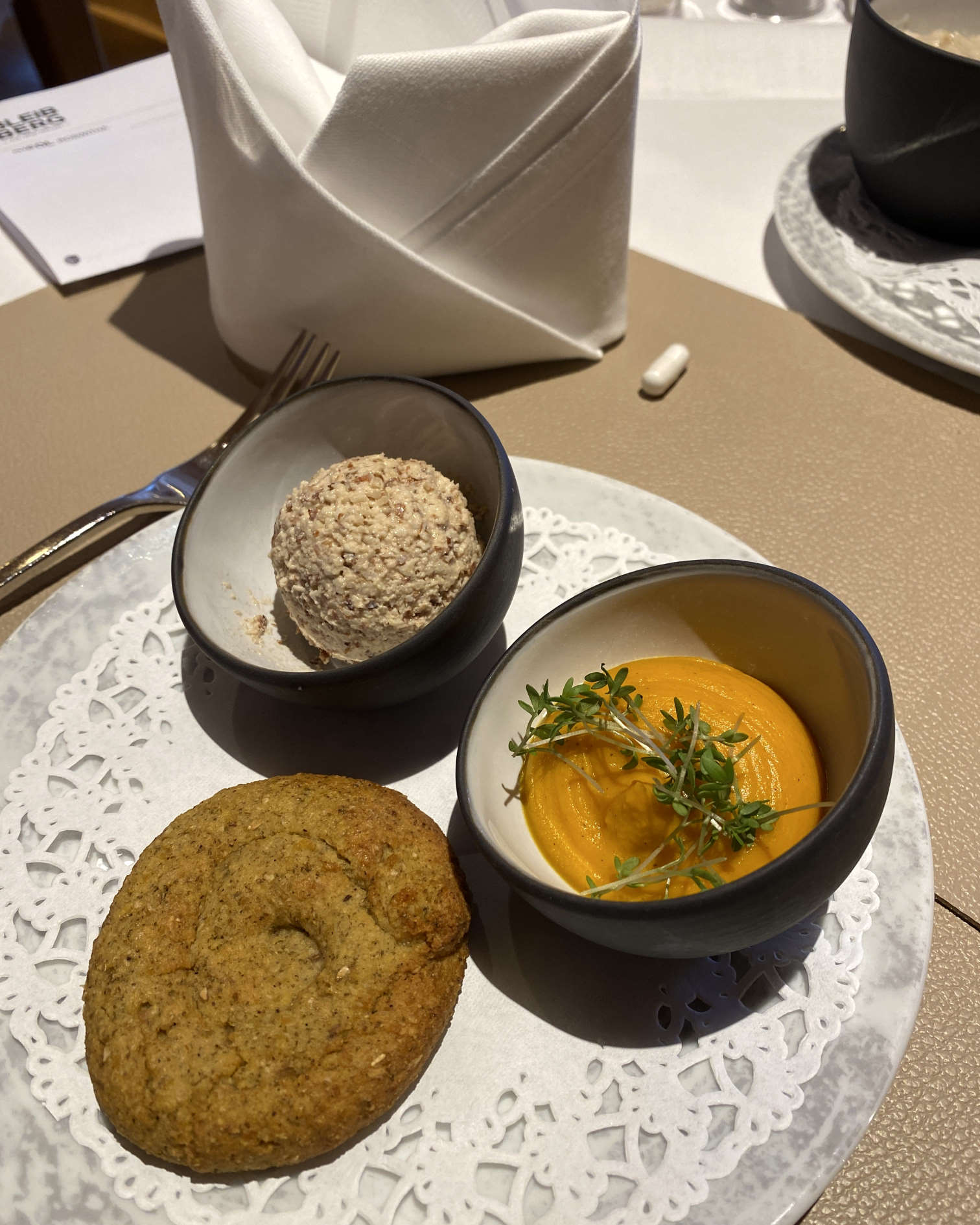 Karottenaufstrich und Nussmus mit Sojafladen