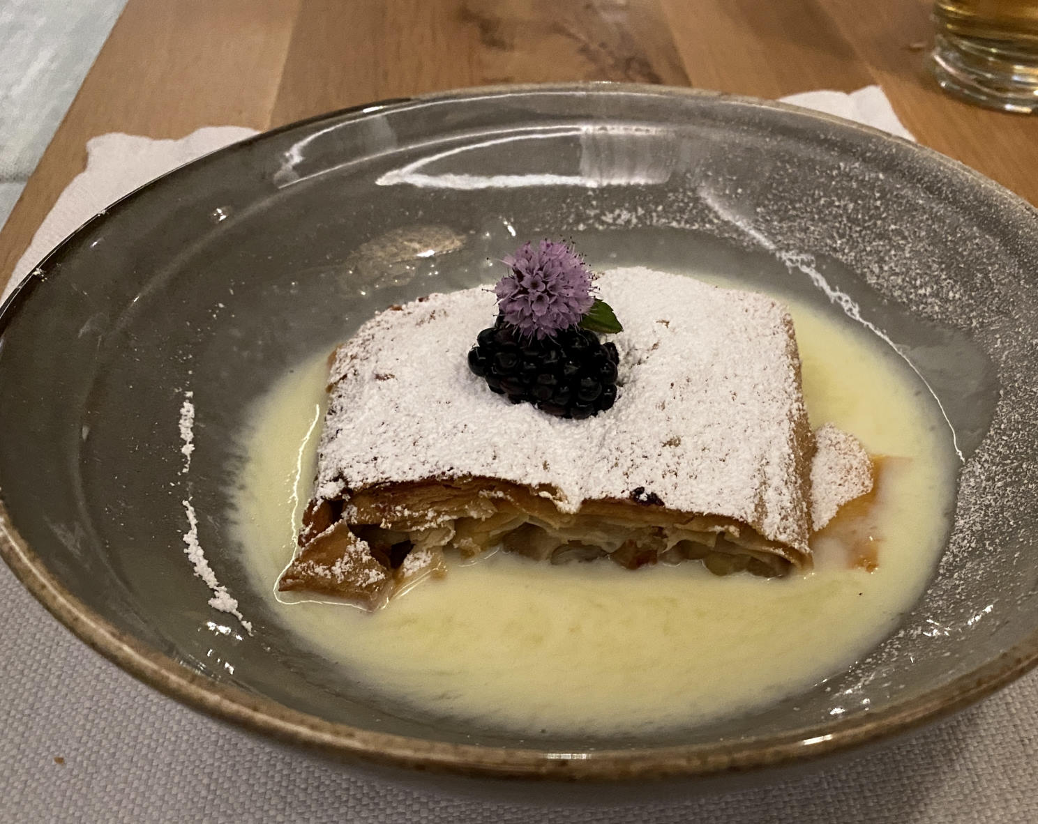 Apfelstrudel mit Vanillesoße