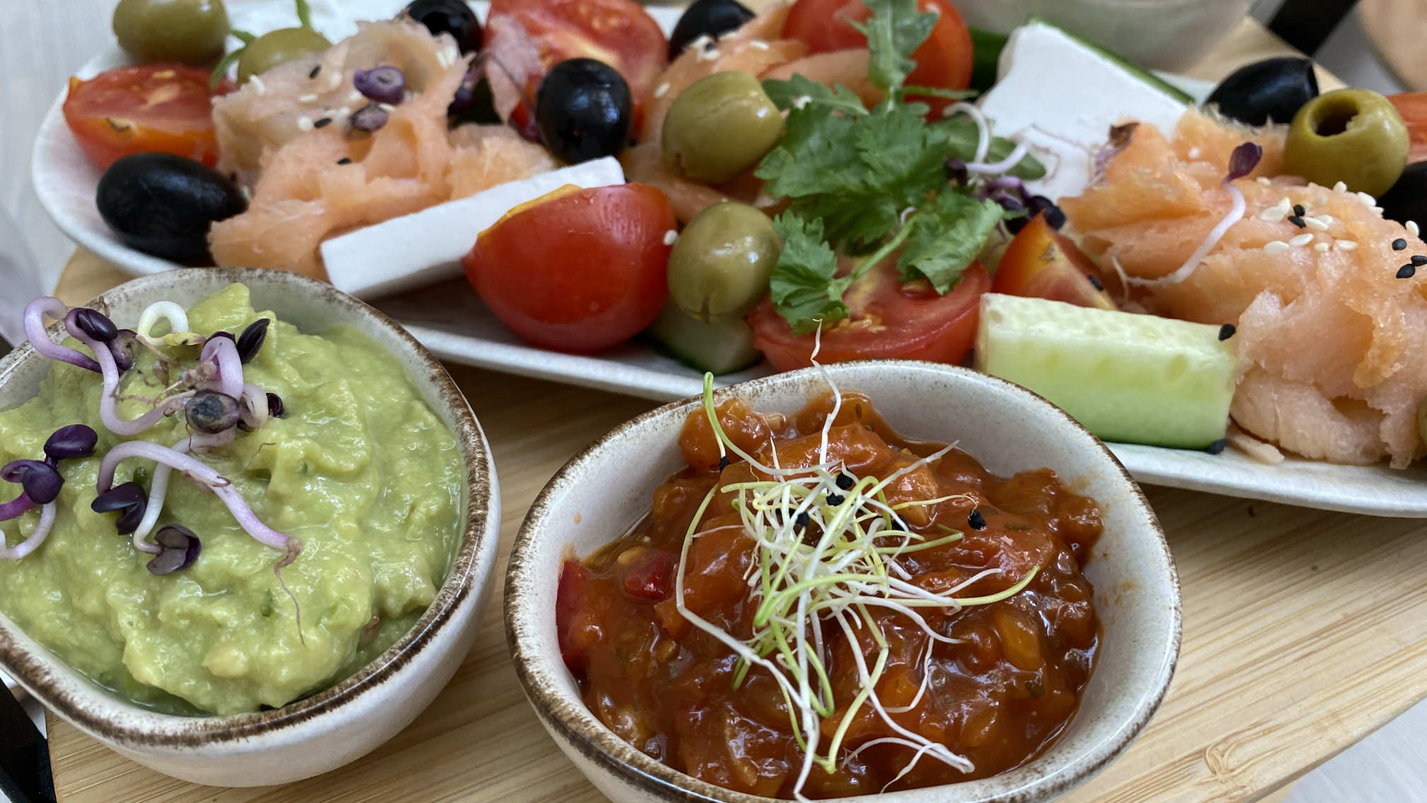 Verschiedene Dips mit Gemüse