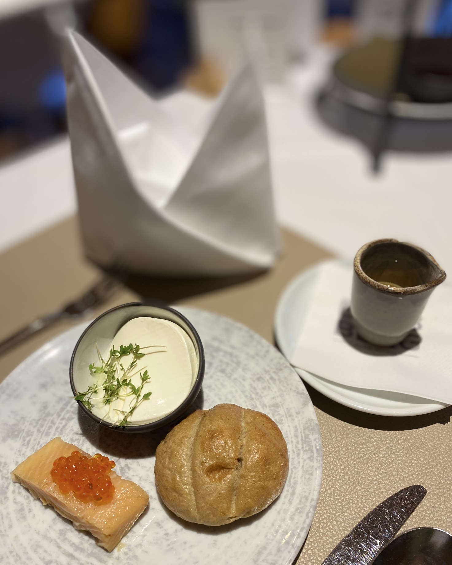 Einstieg: Dinkelbrötchen, Frischkäse und Räuchersaibling