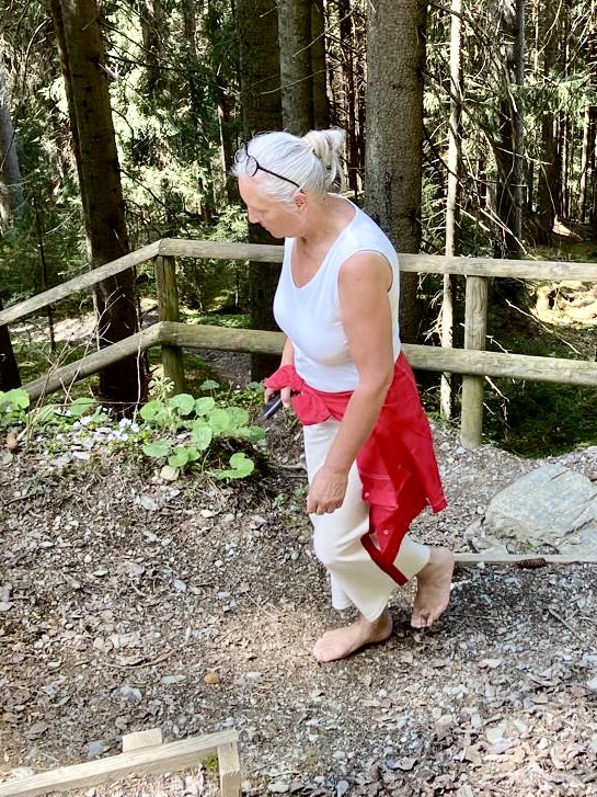 Barfuss Wanderung am Wurzelweg