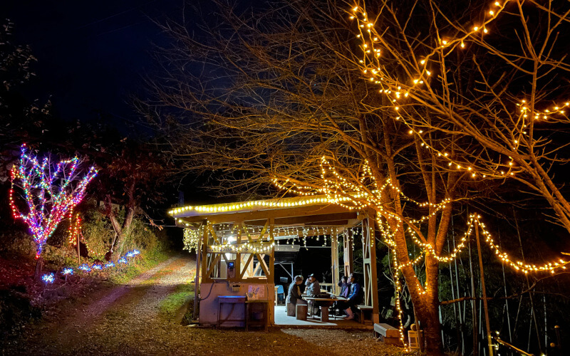 12月のふれあいの里なめかわはイルミネーションに彩られます。家族で、仲間で、クリスマスキャンプなどいかがですか？12月のみ期間限定で、15時～22時の日帰りプランもご利用いただけます。