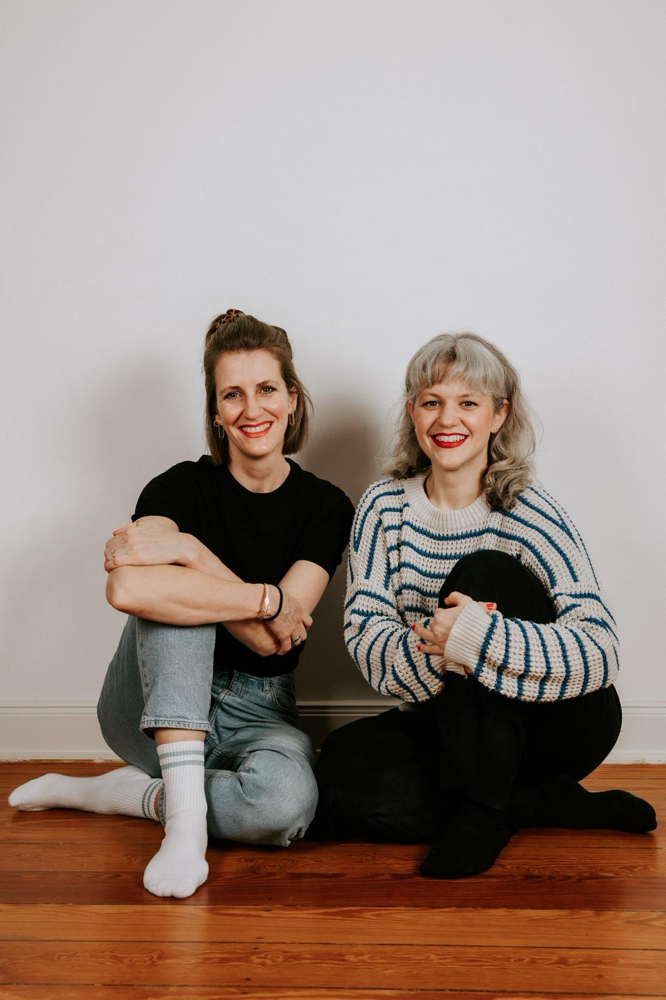 Wir haben in Hamburg Ottensen einen Ankerplatz für Mütter geschaffen. Wir sind selbst Mamas von jeweils zwei Kindern und wissen, wie wichtig es ist, nach der Geburt nicht alleine zu sein. Bei uns können die Mamas sich fallenlassen, Sportangebote wahrnehmen, sich auf Thementagen informieren, Still- und Stoffwindelberatung bekommen oder sich bei einer Reiki-Session entspannen. Wir freuen uns auf Euch!!  