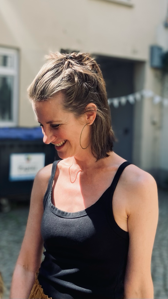 Das ist Maike! Maike ist 44 Jahre alt, verheiratet und hat zwei Töchter. Sie ist examinierte Kinderkrankenschwester, zertifizierte Stillspezialistin (Ausbildungszentrum Laktation und Stillen) und EFT-Trainerin. TEL.: 0171/4146852 Email: post@maikelakenmacher.de