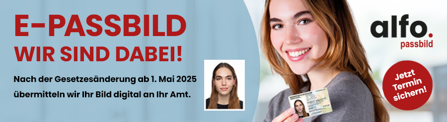 E-Passbild, wir sind dabei, jetzt Termin sichern, ab 01.Mai 2025 übermitteln wir Ihr Bild digital ans Amt, Alfo-passbild steht auf dem Foto, welches eine junge Frau zeigt, die einen Musterausweis mit einem E-Passbild in der Hand hält. Sie lacht.