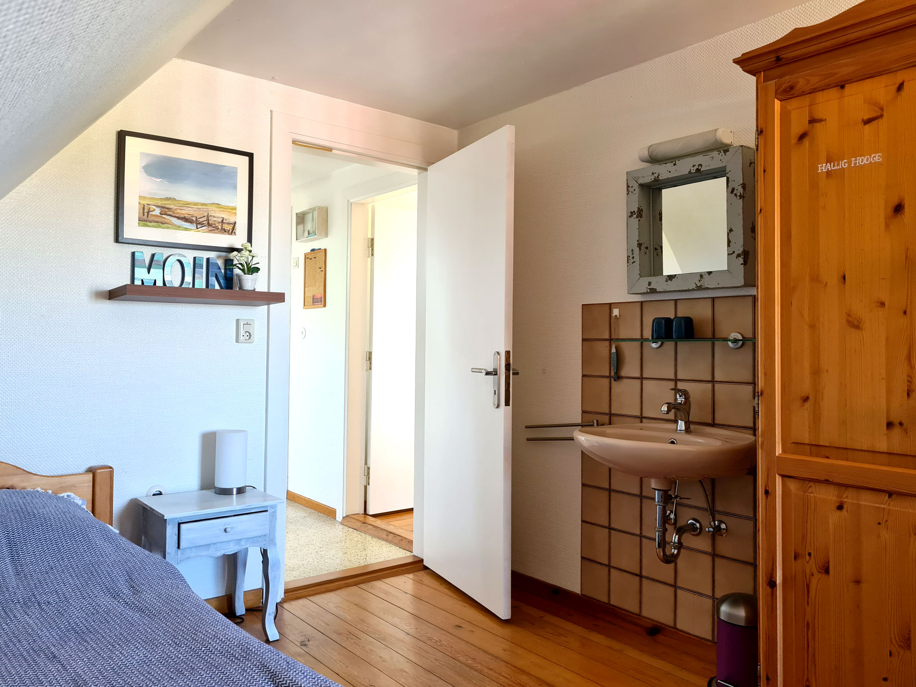 Das Zweibettzimmer mit eigenem Waschbecken