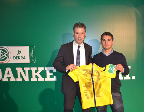 links: FIFA-Schiedsrichter Wolfgang Stark mit unserem Schiedsrichter Dajinder Pabla