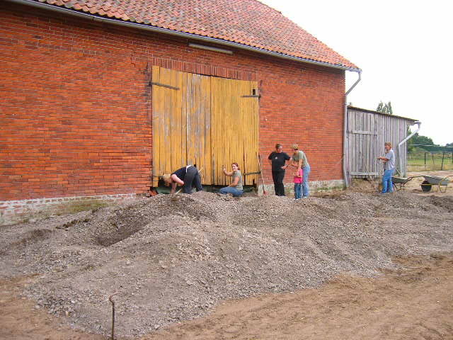 "Frauenpower" bei den Vorarbeiten für die Platte hinter der Scheune 2009