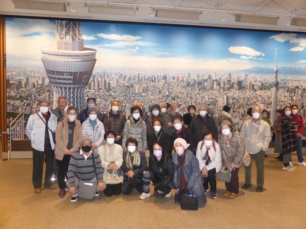 東京スカイツリー受付横でマスク着用集合写真撮影　