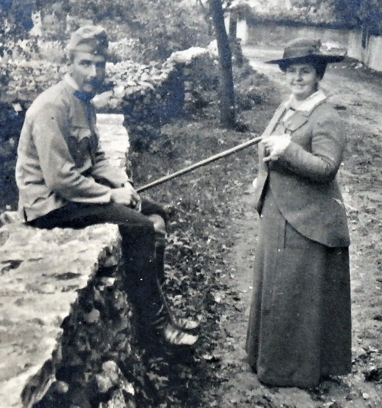 Mit Frau auf der Ortsstrasse von Banne, nördlich Triest, September 1915.