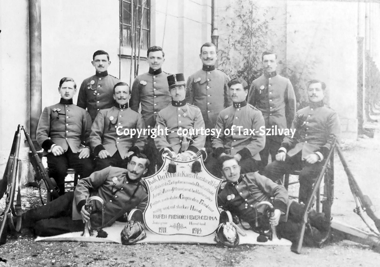 1911-1914 Abrüster-Foto von Dragonern 1. Eskadron, mit Zugskommandant Lt Franz Tax, Mitte hinter Schild. Ob sie wirklich abrüsteten?