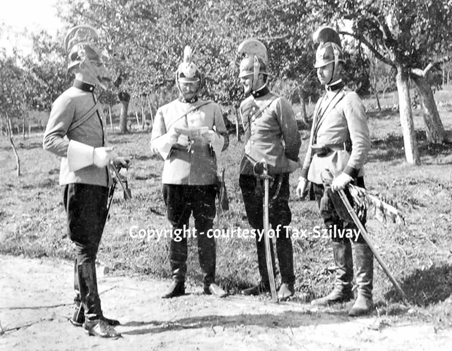 Offiziersbesprechung in Parade-Uniform, Vorkriegszeit, 1. Eskadron, Görz, rechts: Lt Franz Tax