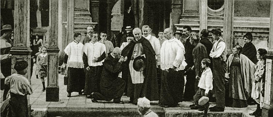 El Cardenal José Sarto, Patriarca de Venecia, sale de la Iglesia de Santa María de la Salud en aquella misma ciudad, después de celebrar la misa solemne por el eterno reposo del alma de su predecesor, León XIII.
