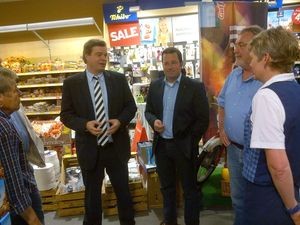 Im Gespräch mit Mitarbeitern im EDEKA-Markt Tiedemann