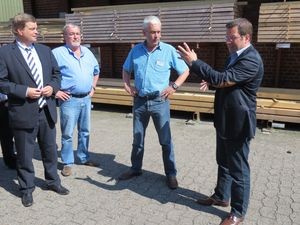 Enak Ferlemann(links i. Bild)) und Kai Seefried MdL (rechts i. Bild) im Gespräch beim Team Baucenter in Oldendorf