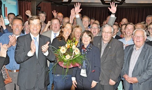Große Freude bei Enak Ferlemann und seiner Ehefrau sowie seinen Wahlkampfhelfern nach Bekanntgabe des Wahlergebnisses (Foto: Stader Tageblatt)
